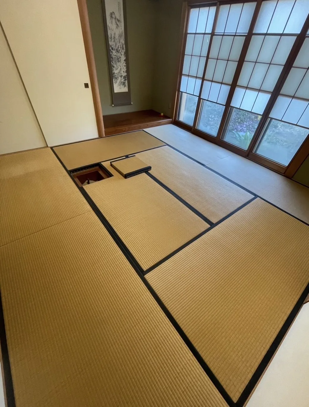 事例1 施工前：日焼けと傷みが目立つ和室の畳